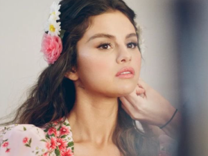 Selena omez declares she's single at soccer game