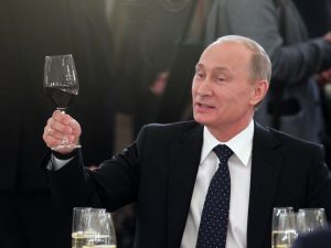 وهنأ الرئيس الروسي، أمير قطر بمناسبة الذكرى العاشرة لتوليه العرش، وكذلك بمناسبة عيد الأضحى  .