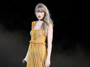 Taylor Swift swallows a bug on camera