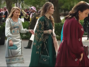 النظرة الأولى على الإطلالات الملكية خلال العرس 