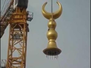 تركيب هلال على إحدى مآذن المسجد الحرام في مكة المكرمة.