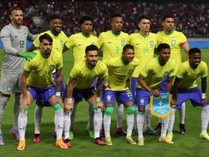 Brazil's players pose for a team picture ahead of the friendly football match between Morocco and Brazil at the Ibn Batouta Stadium in Tangier on March 26, 2023. (Photo by FADEL SENNA / AFP)