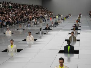 عارضي أزياء ديور يخرجون من الأرض في مجموعة صيف 2024، والحضور منزعجون من الحرارة العالية