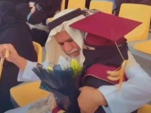 أب سعودي يحتضن ابنته المتبناة في حفل تخرجها من الجامعة