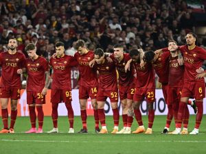 Roma's players look on during the the penalty shootout of the UEFA Europa League final football match between Sevilla FC and AS Roma at the Puskas Arena in Budapest, Hungary on May 31, 2023. (Photo by Attila KISBENEDEK / AFP)