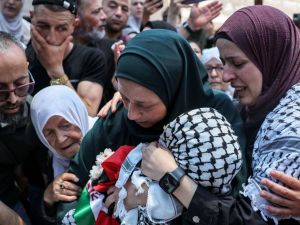 العناق الاخير بين الطفل الشهيد وامه المكلومة