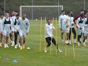 West Ham United's players attend a training session on the eve of the UEFA Europa Conference League 2022/23 final match between ACF Fiorentina and West Ham United FC on June 6, 2023 in Prague, Czech Republic. (Photo by Michal Cizek / AFP)