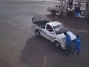 الاعتداء الذي رصدته كاميرات المراقبة داخل محطة الوقود