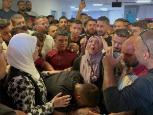 والدة الشهيد عبد الجواد صالح تودعه بالزغاريد