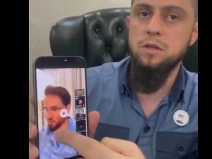 وزير الإعلام الشيشاني يكشف عن محادثة مصورة تؤكد وجود تنسيق بين عبدالرازق وموميكا