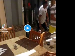 مشهد من المشاجرة