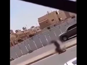 فيديو يوثق ضرب امراة حتى الموت في شارع عام بالرياض