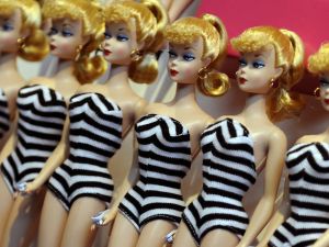 نبذة تاريخية عن دمية باربي الأيقونية تزامنا مع انطلاق الفيلم حول العالم