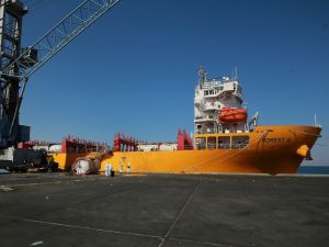 Forensics experts inspect the site of a toxic gas explosion by the Hong Kong-flagged vessel "Forest 6" in Jordan's Red Sea port of Aqaba on June 28, 2022. (Photo by Khalil MAZRAAWI / AFP) Aqaba