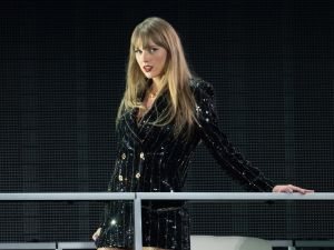 Taylor Swift gets 32 tickets for trash outside her house (AFP)