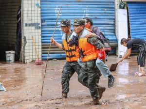 الصين: 15 قتيلا جراء أمطار غزيرة (فيديو)