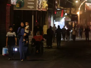 اسرائيل ترغم الاف الفلسطينيين على مغادرة منازلهم في مخيم جنين