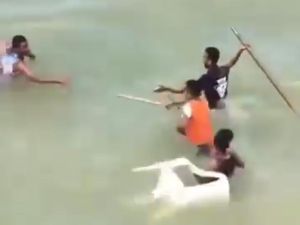 معركة جماعية داخل مياه البحر في منطقة ميامي بالاسكندية