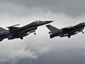 مقاتلتان أمريكيتان من طراز "إف-16"