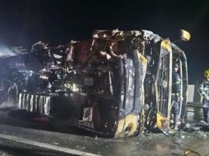  انتشال 25 جثة من مجموع 32 شخصًا كانوا يسافرون في الحافلة.