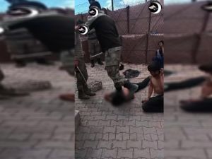 جنود أتراك يعتدون بوحشية على المعتقلين السوريين 