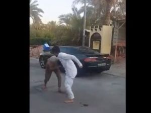  ضرب الوافد بشكل عنيف على وجهه وعينيه