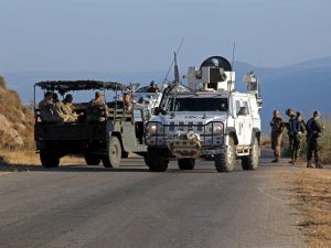 مركبة للجيش اللبناني وعربة عسكرية تابعة لقوات الأمم المتحدة جنوب لبنان