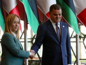 رئيس حكومة الوحدة الليبية عبدالحميد الدبيبة مصافحا نظيرته الايطالية جورجيا ميلوني خلال زيارته الى روما الشهر الماضي.