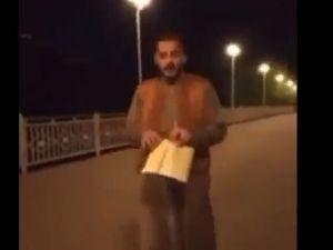 فيديو صادم يظهر مواطنًا مصريًا يقوم بتدنيس القرآن الكريم علانية