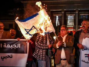 متظاهرون في الرباط يحرقون العلم الاسرائيلي تضامنا مع الفلسطينيين