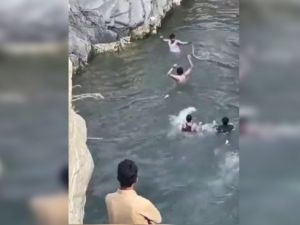 الشاب يتعامل مع الثعبان في بحيرة الشلال