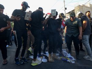 عراقيون غاضبون يحرقون علم السويد (أ ف ب)