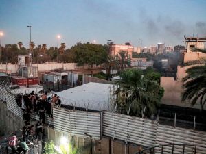 حرق مبنى السفارة السويدية في بغداد (أ ف ب)