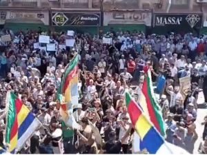 متظاهرون يغلقون مقر حزب البعث مع تواصل الاحتجاجات في السويداء