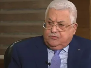 عباس يحيل عشرات السفراء الفلسطينيين الى التقاعد