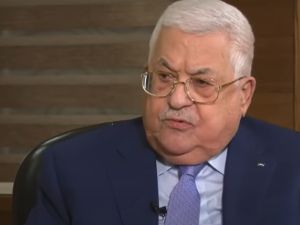 عباس يحيل عشرات السفراء الفلسطينيين الى التقاعد