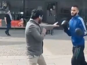  الملاكم السوري اعترض طريق سلوان موميكا في السويد وبدا بتوجيه لكمات وركلات له 