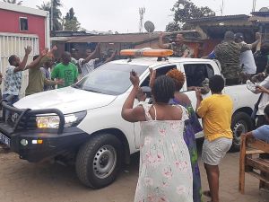 Residents applaud members of the security forces in the Plein Ciel district Libreville on August 30, 2023 after a group of Gabonese military officers appeared on television announcing they were "putting an end to the current regime" and scrapping official election results that had handed another term to veteran President Ali Bongo Ondimba. (Photo by AFP) Gabon Coup