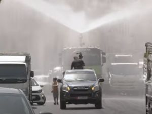 الية تقوم برش المياه في الشوارع خلال موجة الحر السابقة