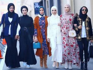 بمناسبة يوم المرأة الإماراتية...إليكي أجمل إطلالات محتشمة تلائم هذه المناسبة