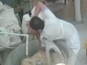 آلة العجن مزقت قميص العامل وكانت تسحبه بشدة 