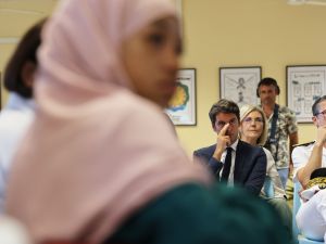 وزير التربية الوطنية والشباب الفرنسي غابريال أتال اثناء حضوره اجتماعا في احد المدارس في اليوم الاول من العام الدراسي