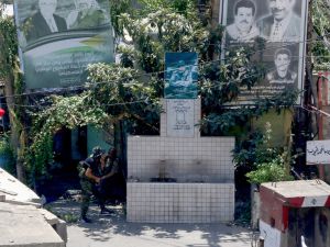 سقوط عشرات القتلى والجرحى في اشتباكات مخيم عين الحلوة قرب مدينة صيدا