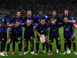 Inter Milan's team poses before the Italian Serie A football match Inter Milan vs Monza at the San Siro stadium in Milan, on August 19, 2023. (Photo by Isabella BONOTTO / AFP)