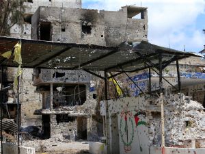 دمار في مخيم عين الحلوة جراء الاشتباكات التي خلفت 12 قتيلا (أ ف ب)