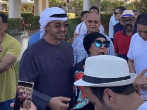 رئيس الإمارات يتجول في الشوارع بدون حراسة