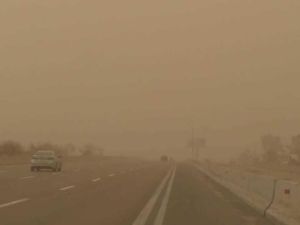 عاصفة عنيفة أدت إلى اقتلاع الشجر والحجر،