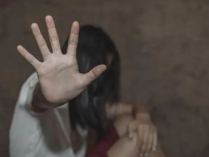 الفتاة القاصر هي من أسرة مفككة وليس لها معيل