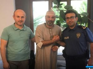 أكد العجمي عدم صحة رواية مدير المطعم وتحدى بالكشف عن لقطات كاميرات المراقبة التي سجلت الواقعة.