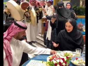 اميركان يعلنان خطبتهما في مطعم سعودي